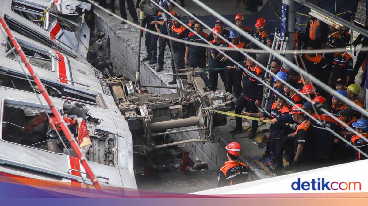ベカシ列車衝突事故、遺族の悲痛な捜索と16名の犠牲者:深まるインドネシアの安全課題