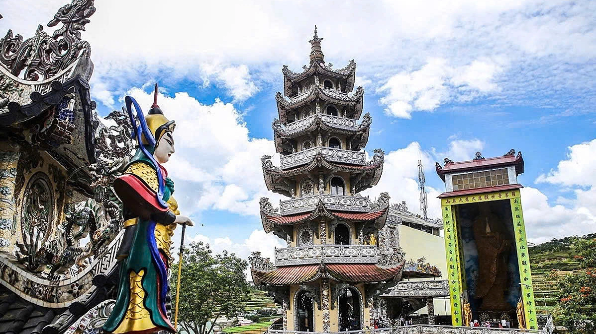 Vietnam's 70-Year-Old 'Bottle Pagoda' Holds Records, Showcasing Waste Artistry
