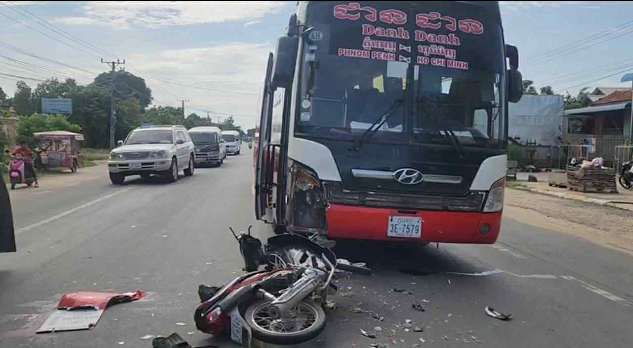 国道1号線で無謀な追い越し、乗客輸送車とバイクが衝突し重傷者