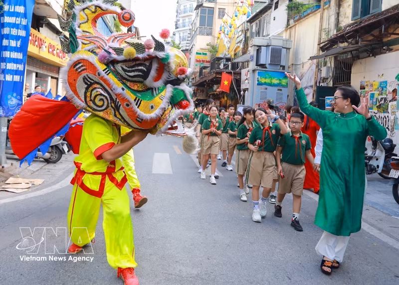 Hanoi's Old Quarter Revives Mid-Autumn Traditions with "Moonlit Memories"