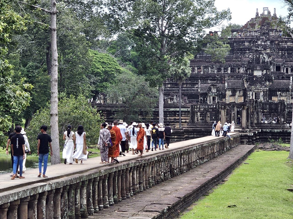 アンコール遺跡群、雨季の緑に包まれバプーオン寺院が美しさ増す