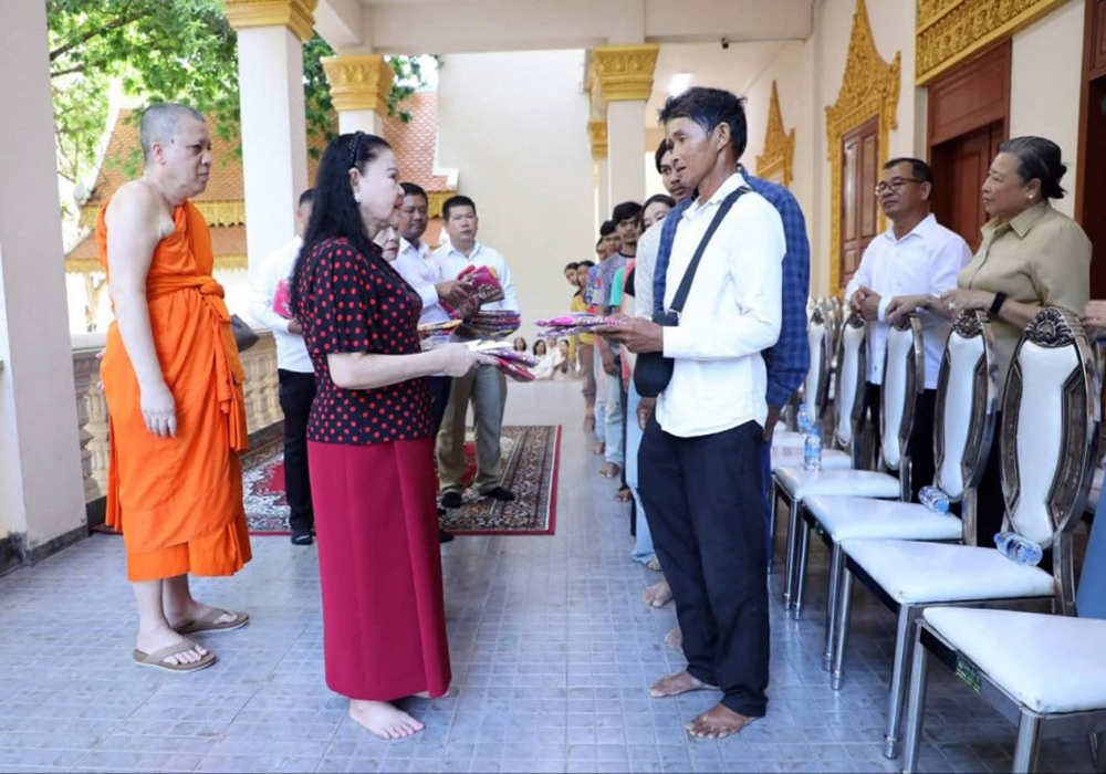 カンボジア赤十字、建設作業員に人道支援