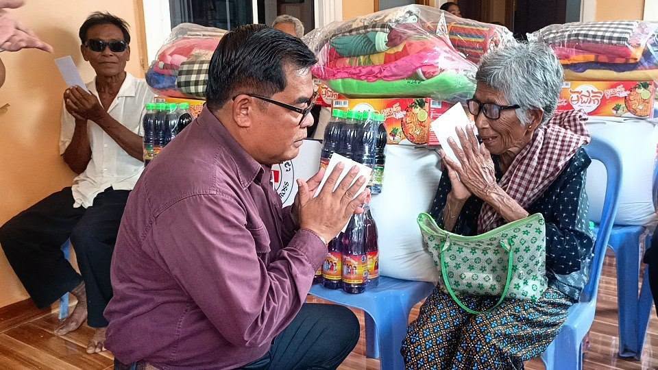 Cambodian Red Cross Distributes Humanitarian Aid to 13 Vulnerable Families in Battambang