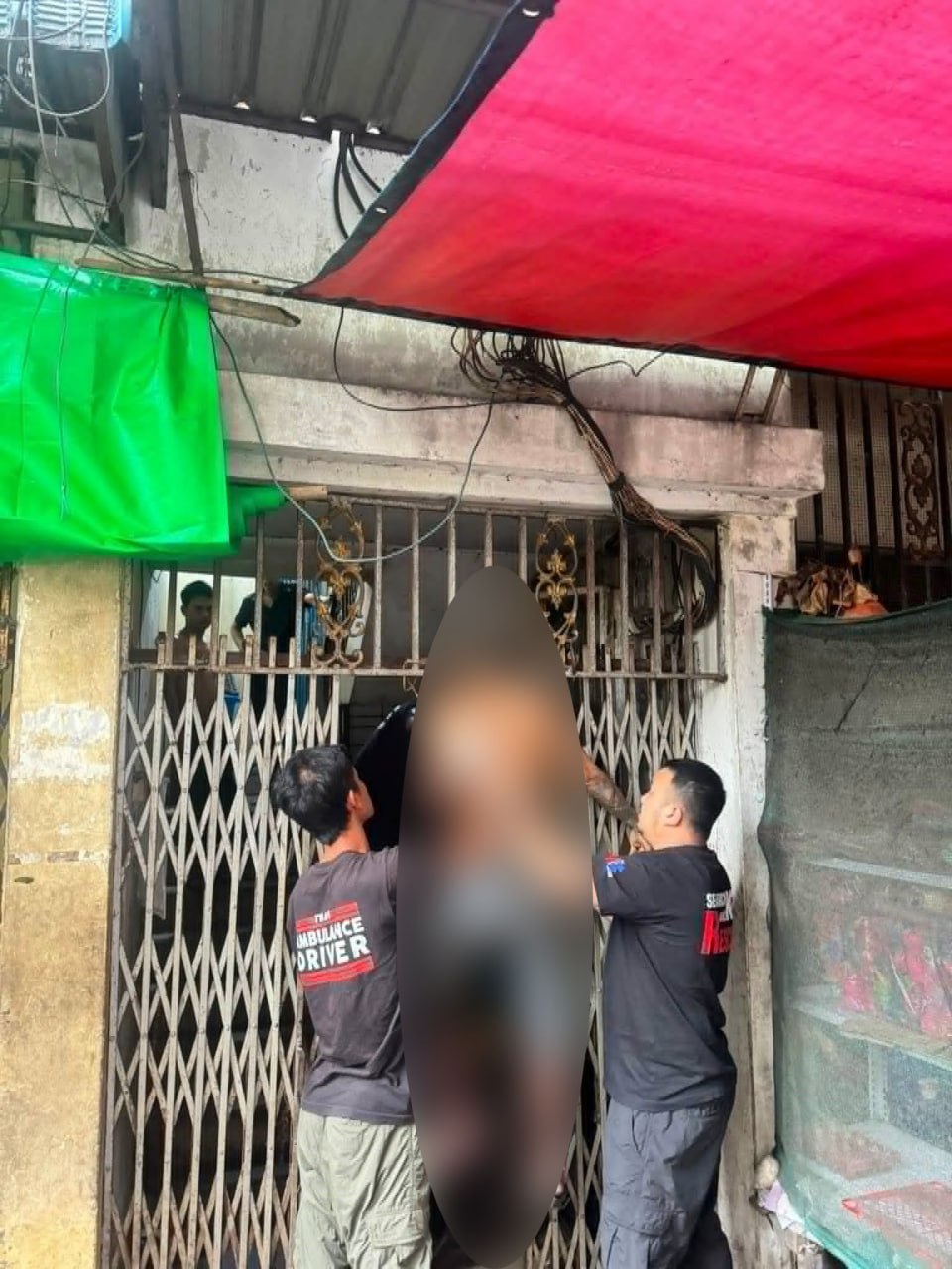 Man dies after getting stuck in iron gate while retrieving forgotten apartment key