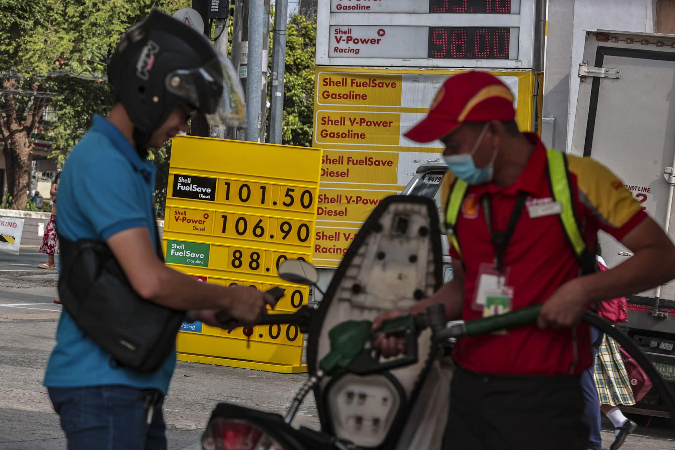 Gasoline Price Hike, Diesel Rollback Expected in Philippines Amid Oil Market Fluctuations