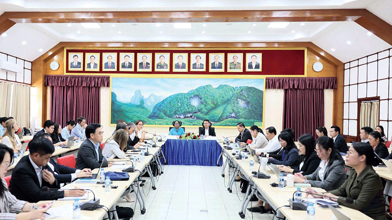 ラオス、2026年円卓会議へ準備着々 人材育成と経済構造改革が焦点