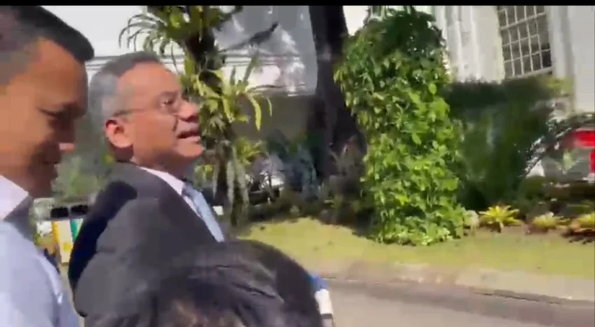 Economy Minister Suahasil Nazara Heads to Palace Amid Reshuffle Rumors: Summoned to Attend