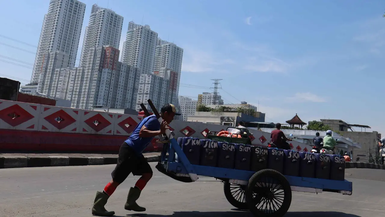 Jakarta Water Crisis: Power Maintenance Disrupts Supply, Affecting Residents
