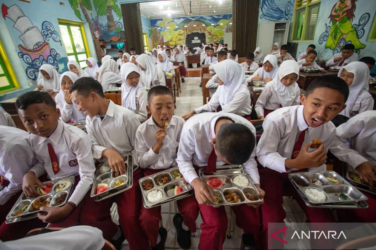 Indonesia Weighs School Canteens for Free Meal Program Delivery