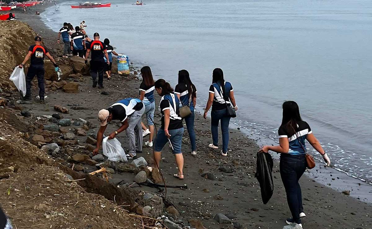フィリピン沿岸部で6トン超のゴミ回収、環境保護活動が活発化