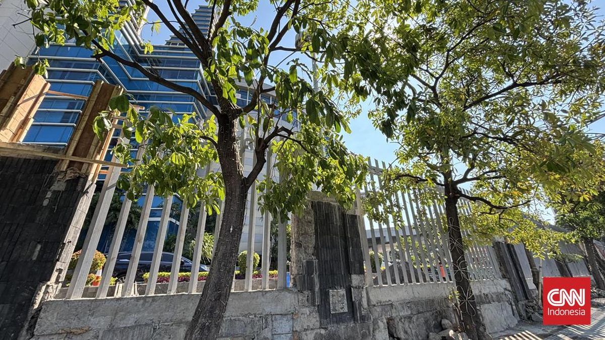 Surabaya Malls Shorten Fences After Mayor's Appeal
