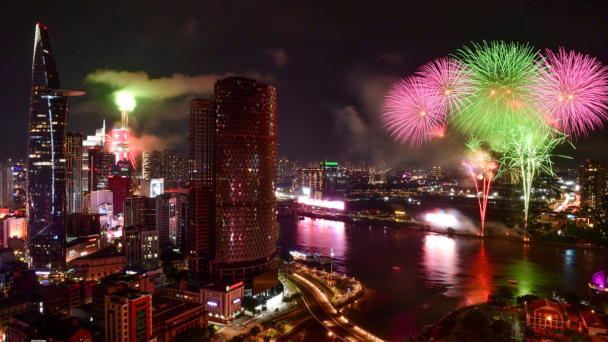 ホーチミン市、市名改称50周年を盛大に祝賀:花火とマッピングショーで彩る