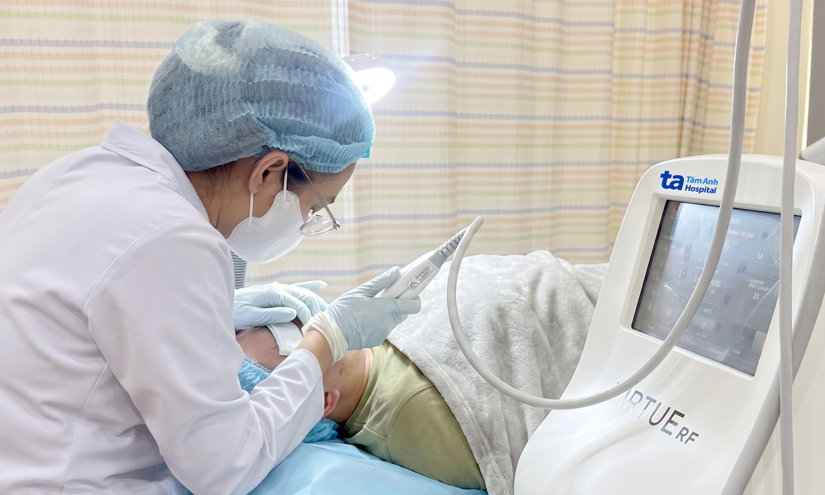 Severe acne scarring caused by 'medicinal liquor' and improper self-treatment in Vietnam