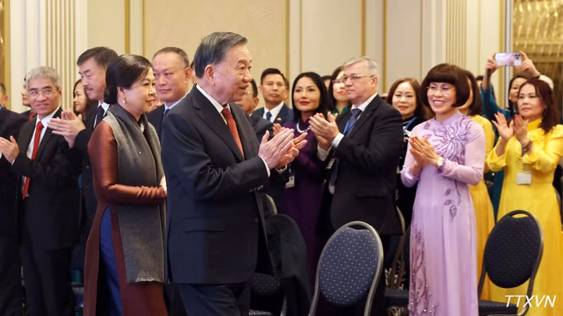 Vietnamese President Meets Vietnamese Community Representatives in Europe