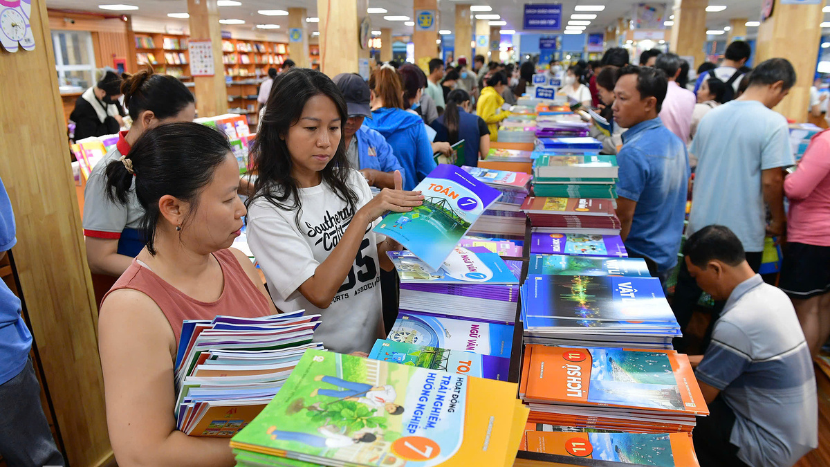 Vietnam's Ministry of Education Orders Textbook Supply Assurance Amid Shortages