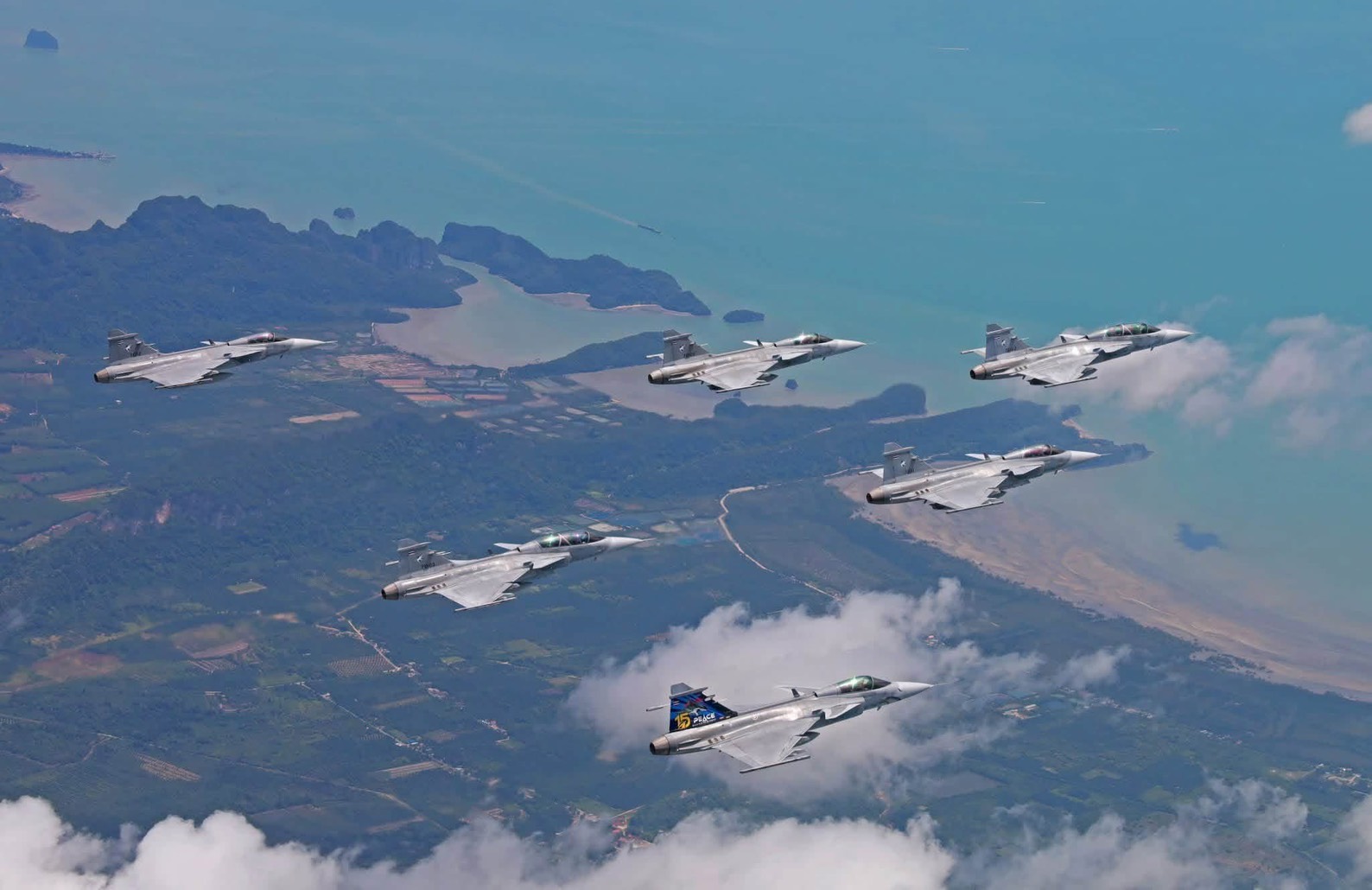 タイ空軍、グリペン戦闘機就役15周年を祝賀 領空防衛能力を誇示