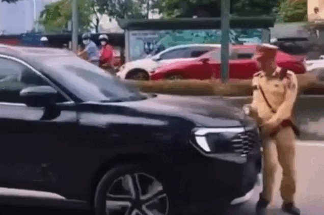 Driver Pushes Traffic Police Officer While Being Stopped, Flees Scene in Hanoi