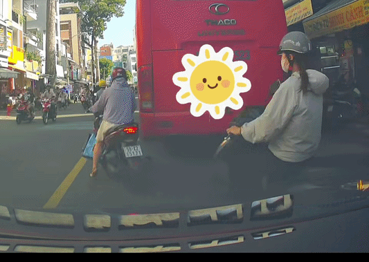 Vietnam: Penalties for Crossing Solid Lines to Avoid Illegally Parked Vehicles?