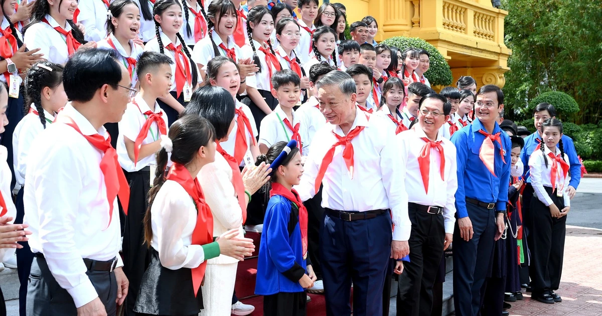 トー・ラム総書記・国家主席、全国の模範的なホーチミン少年先鋒隊員85名と面会