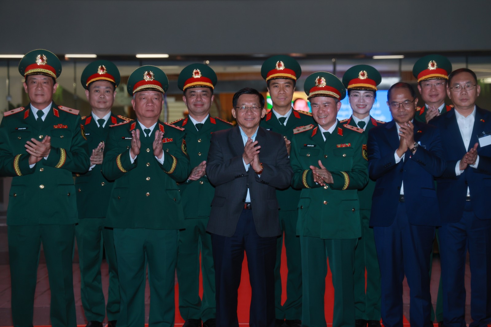 President Min Aung Hlaing visits Viettel Telecom Company