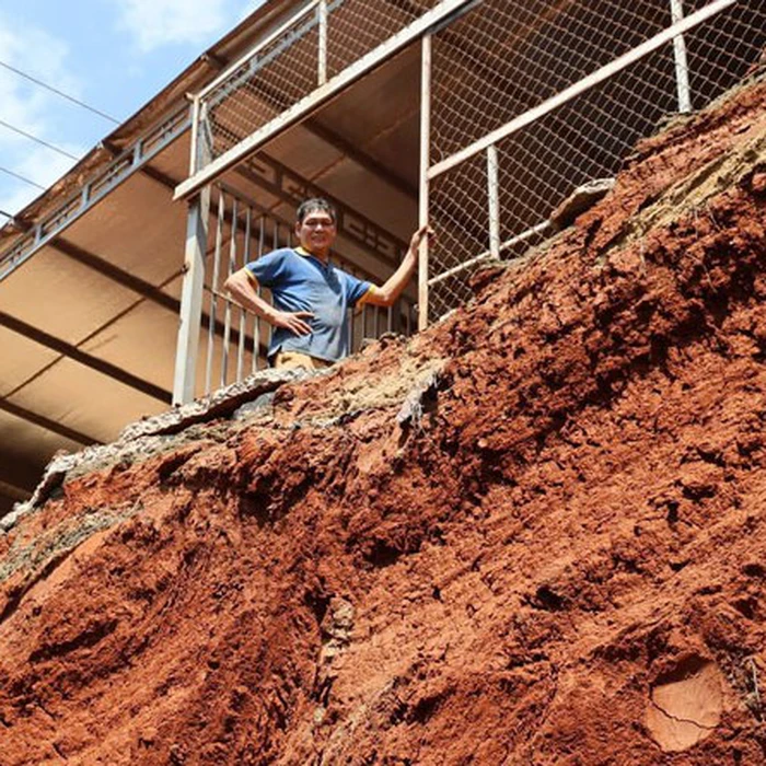 Construction Violations at Dong Nai Road Project Leave Residents' Homes Precarious