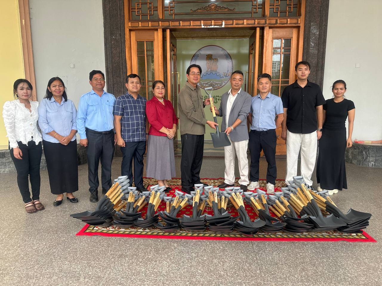 Preah Sihanouk Province Receives 100 Shovels for Infrastructure Work