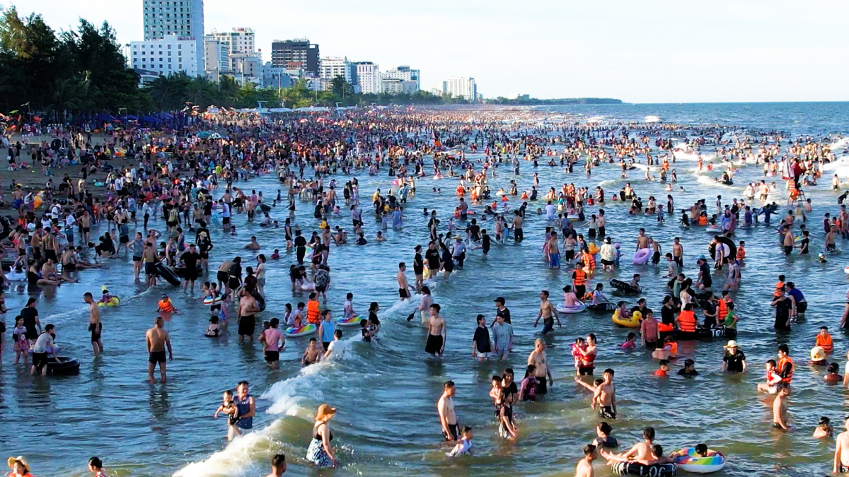 Sam Son Beach Packed with Tourists on Weekend