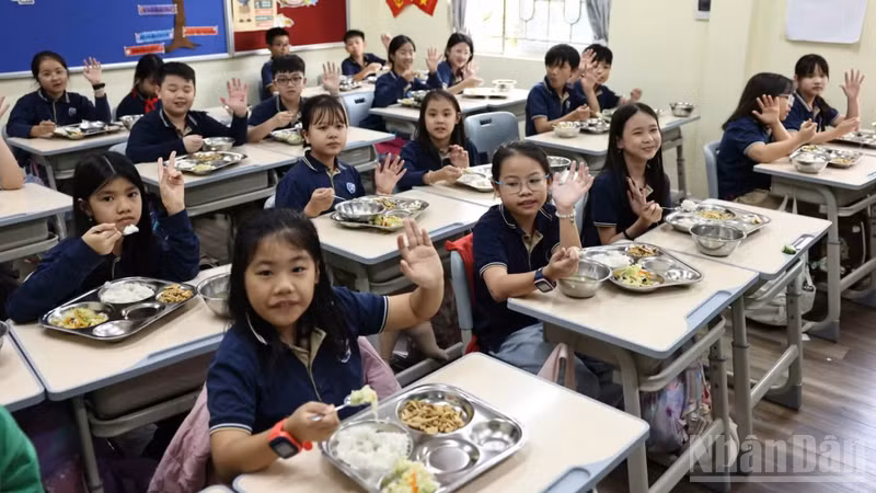Hanoi Proposes Raising School Lunch Fee Ceiling