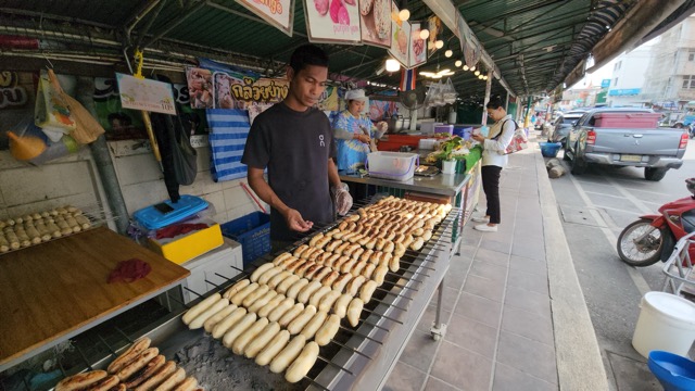 メークローン川の焼きバナナ、ヘルシー志向で人気爆発 5種トッピングで日販2000本超
