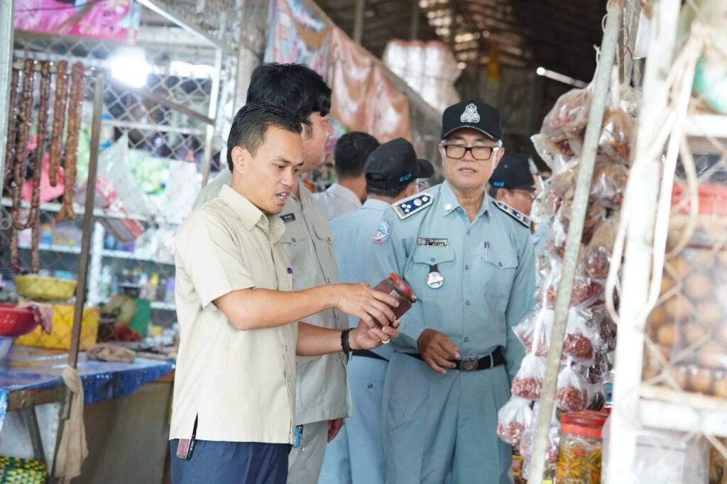 カンボジア、市場で期限切れ商品を発見 - 消費者保護の取り組み強化