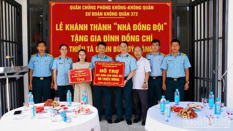 Vietnamese Army Donates 'Comrade Homes' to Soldiers in Difficult Circumstances