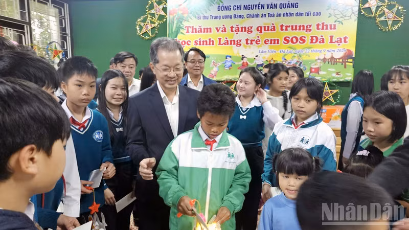 Supreme People's Court Chief Justice Visits Da Lat SOS Children's Village, Encourages Children for Mid-Autumn Festival