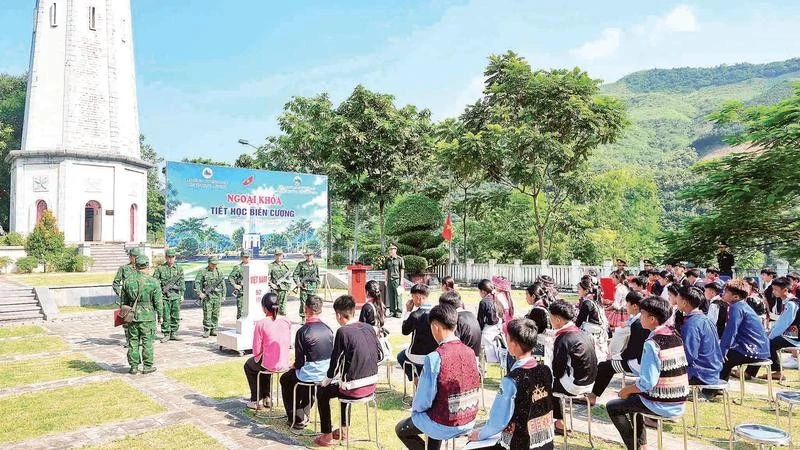 国境の「生きた授業」:国境警備隊員が児童に主権と愛国心を教える