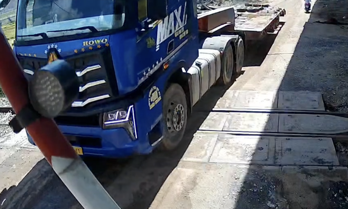 Semi-trailer truck trapped on railway tracks in Phu Yen, narrowly avoiding collision