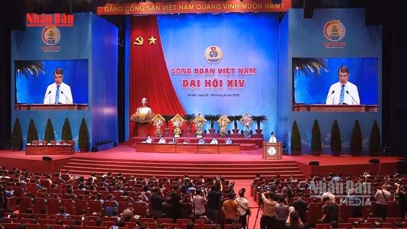 Vietnamese Prime Minister Discusses Productivity and Double-Digit Growth with Labor Representatives
