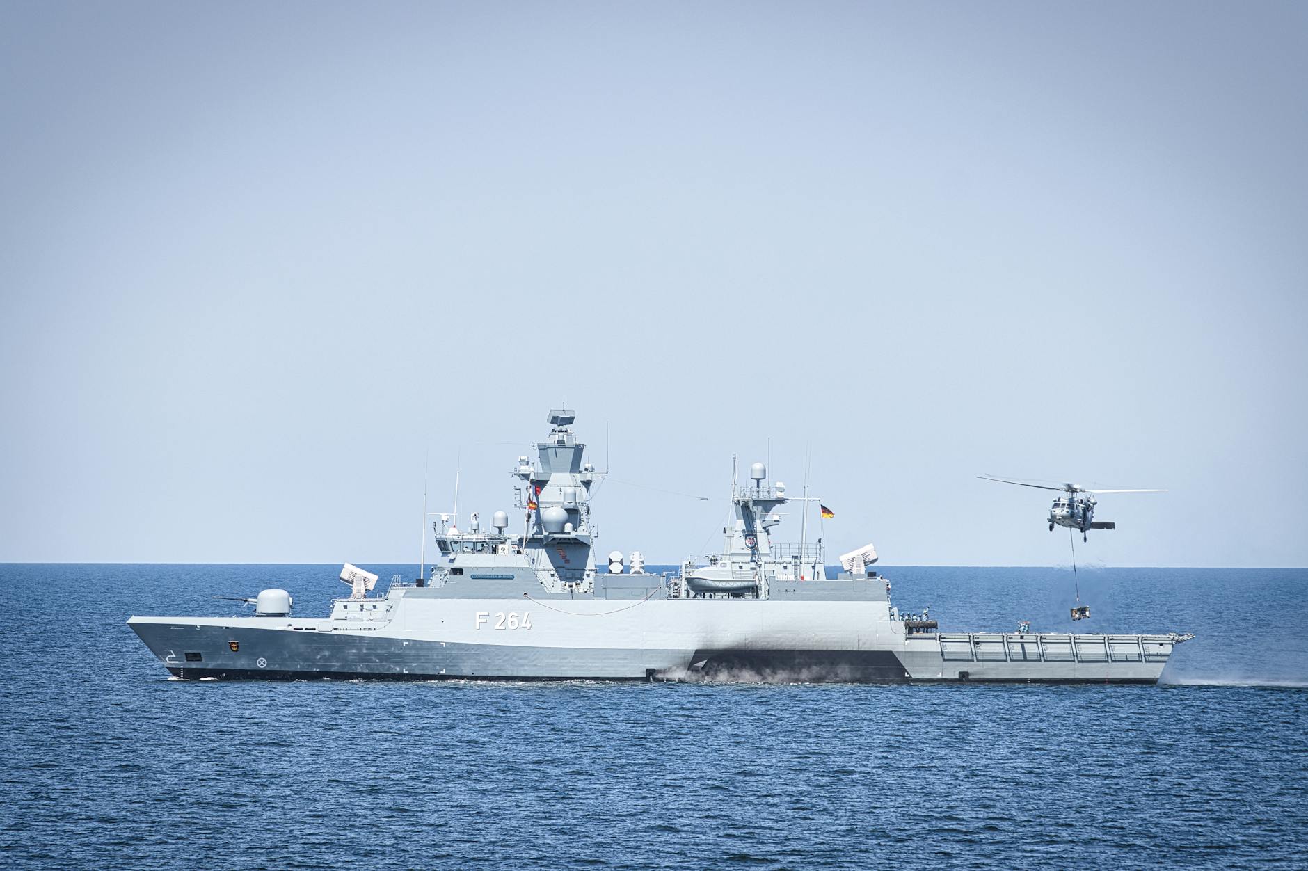 高まる世界の軍事化とベトナムの針路:南シナ海と経済成長の狭間で