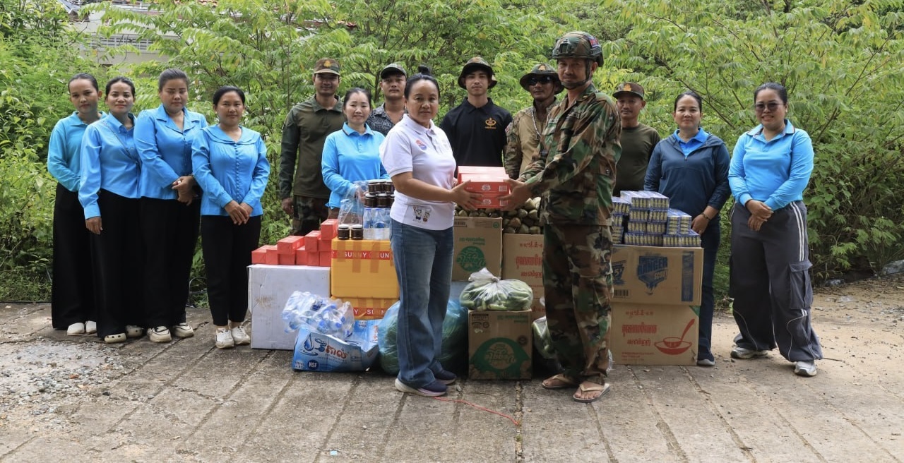 Preah Vihear Province Officials Deliver Aid to Border Troops During Traditional Festivals