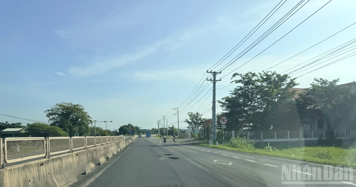 Vietnam's National Highway 1 in Lam Dong Province Faces Numerous Potholes, Raising Traffic Safety Concerns