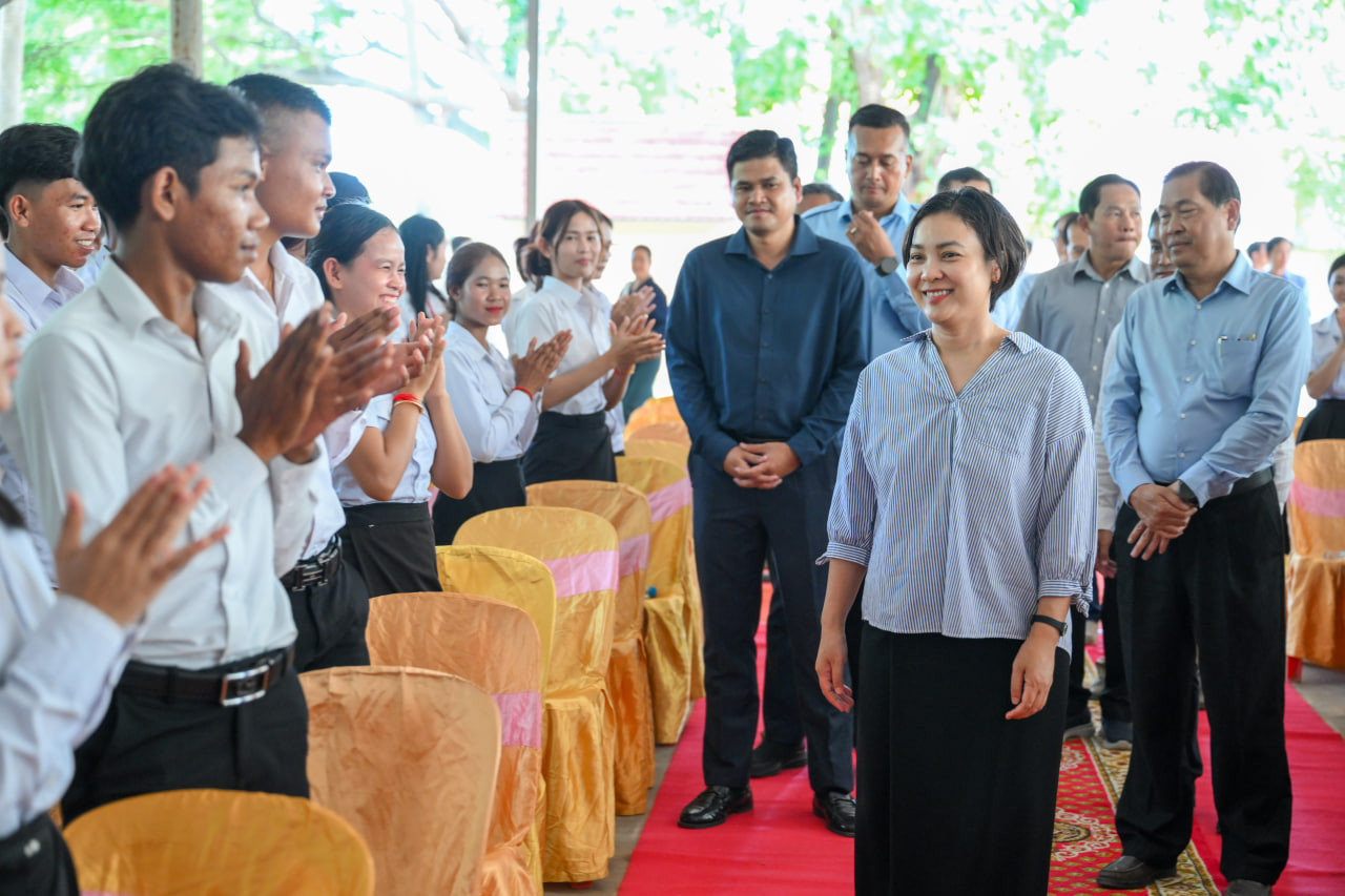 Central Bank Governor Encourages High School Graduates, Outlines Future Paths
