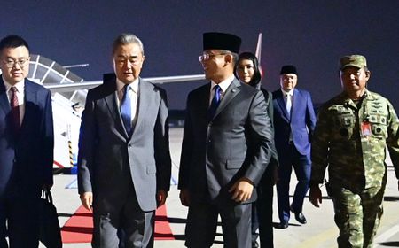 中国外相、ジャカルタ到着 インドネシアと戦略的パートナーシップ強化へ