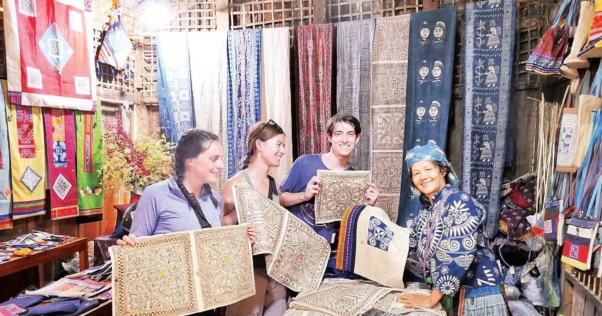 97-Year-Old Master Preserves Traditional Batik Art for H'Mong Ethnic Group