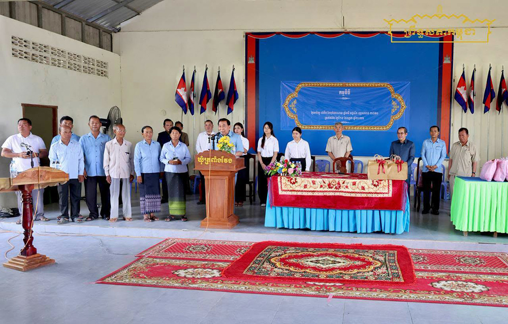 Cambodian Senate Officials Distribute Aid and Digital Scholarships in Kandal Province
