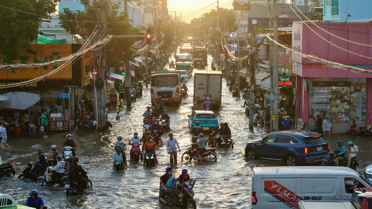Ho Chi Minh City Streets Submerged by Highest Tide of Year, Disrupting Daily Life