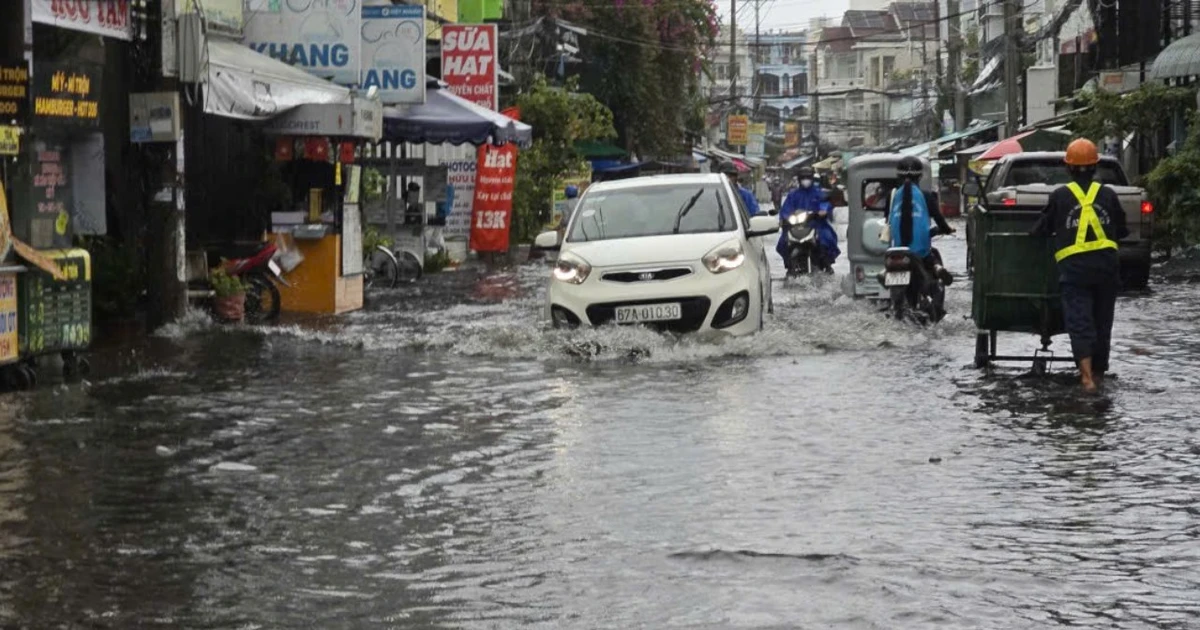 Heavy Rain Causes Widespread Flooding in Long Xuyen City, Affecting Students and Residents
