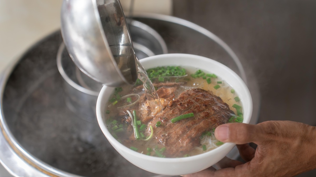 Michelin-Recognized 'Chan-Style' Bun Cha Draws Crowds in Hanoi