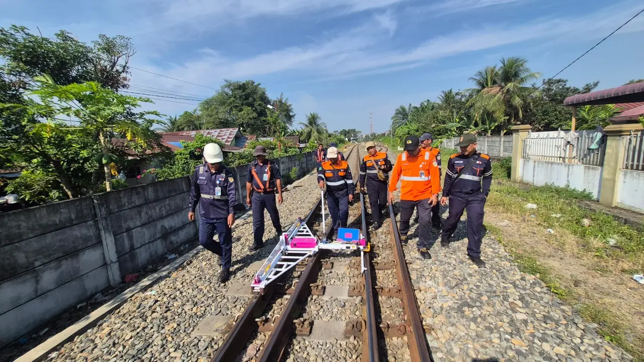Medan Train Services Halted Post-Aceh Quake, Resumes After Safety Checks