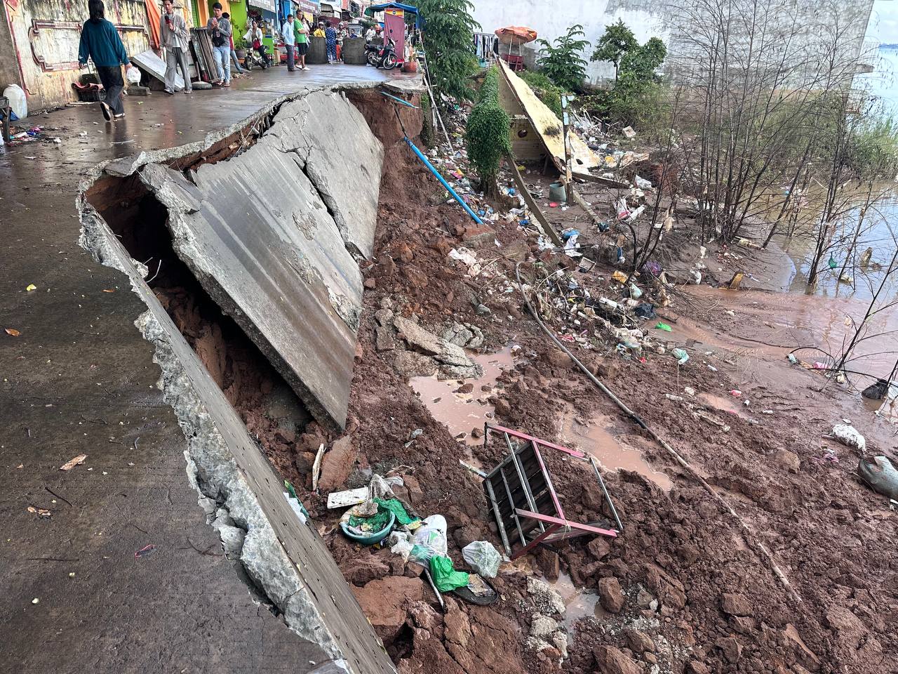メコン川沿いの道路20メートルが崩落、当局が一時通行止めに