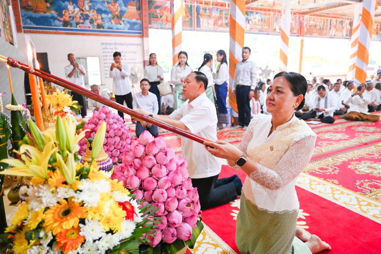 Cambodian Prime Minister's Representatives Visit Pagodas, Offer Merit