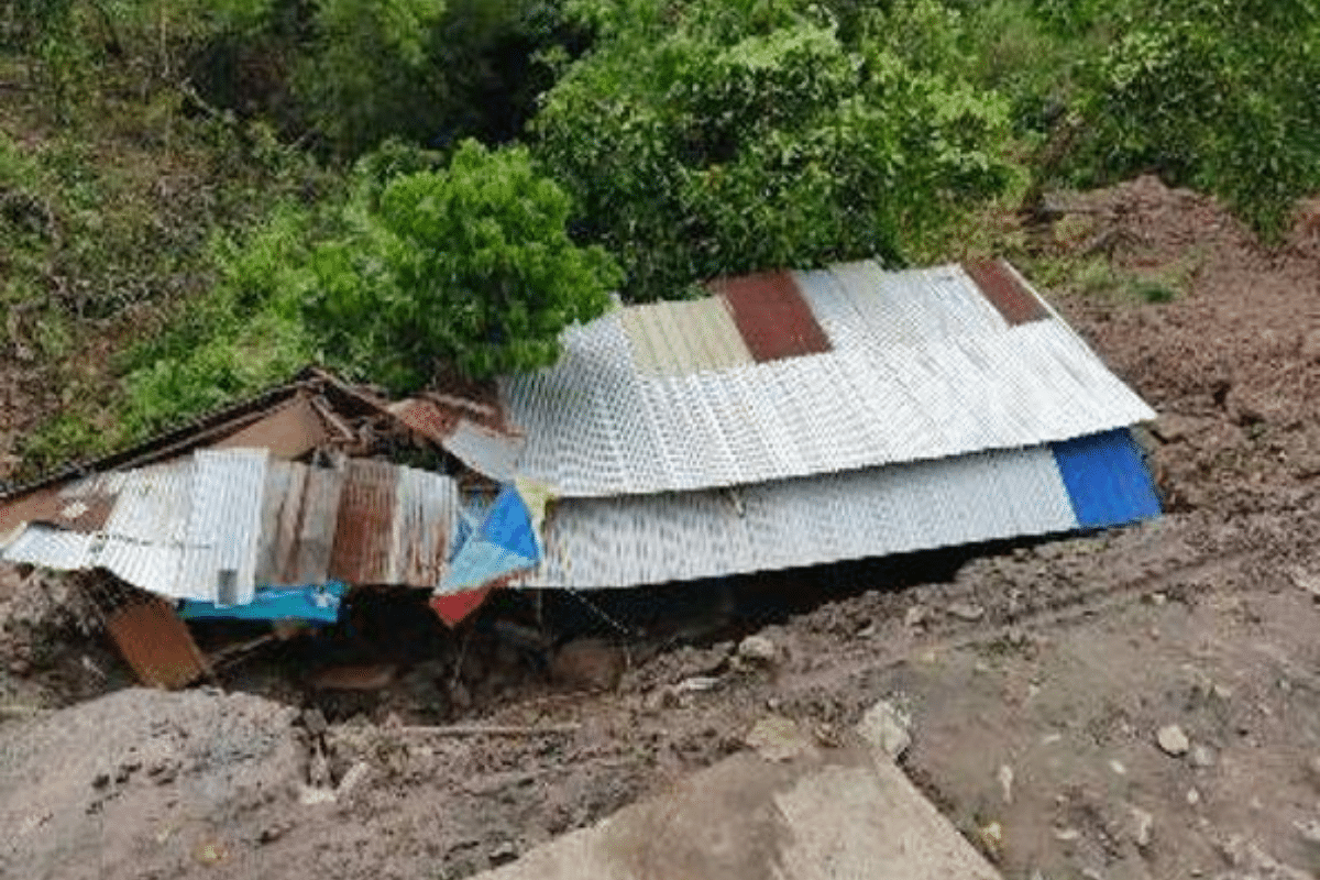 ザンボアンガ・デル・スルで豪雨による土砂崩れ、家屋倒壊