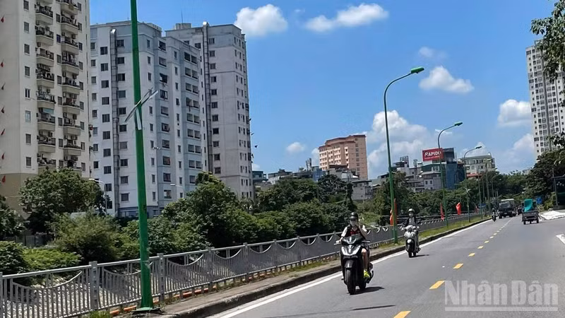Vietnam's Autumn Weather Shifts: North Faces Heat, South Shows Signs of Rainy Season
